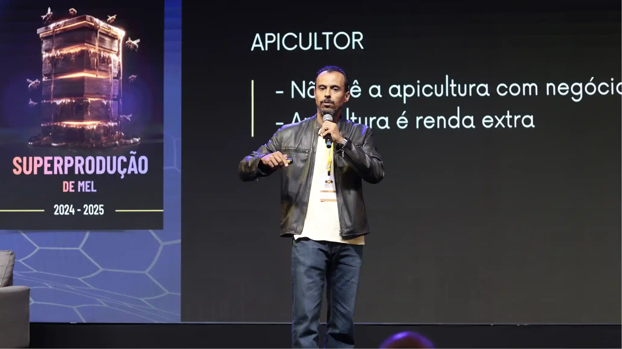 Profissional da Escola de Apicultura